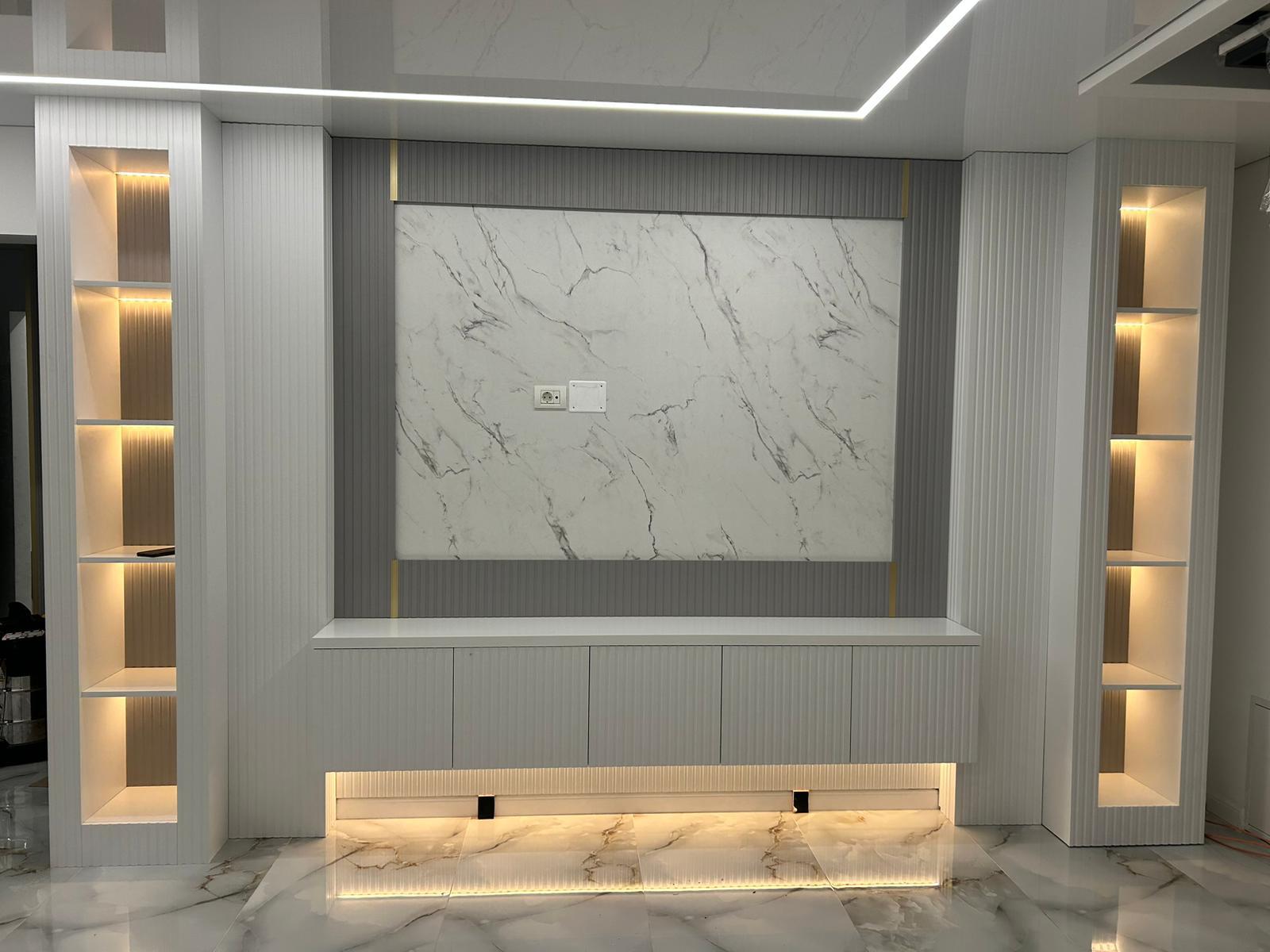 Mobilier de living la comandă cu bibliotecă iluminată și panou de marmură